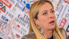 "Pestata e legata dal padre islamico: femministe, dove siete?". L'orrore a Ferrara scatena Meloni