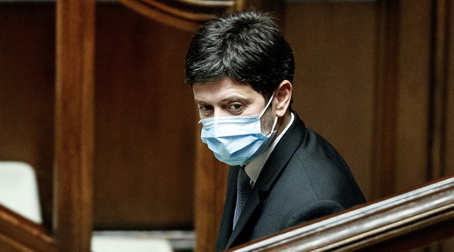 Le cure che ha ignorato per due anni. Altra bomba in procura contro Speranza: condannati i malati-Covid?