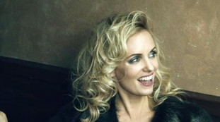 Stockings and transparent underwear, Justine Mattera at the dinner like this: you can see everything, photos beyond the censorship | Look