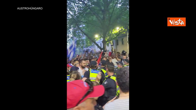 Novak Djokovic ammesso in Australia: i tifosi festeggiano per le vie di Melbourne