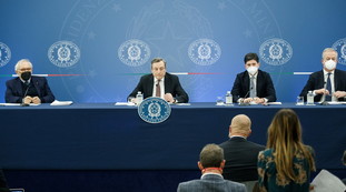 Mi scuso con gli italiani. Dopo 5 giorni di silenzio, l'impensabile mea-culpa di Draghi: un sospetto sul premier
