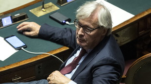 Le telefonate agli elettori senza green pass: Vittorio Sgarbi, la mossa diabolica per eleggere Berlusconi al Quirinale