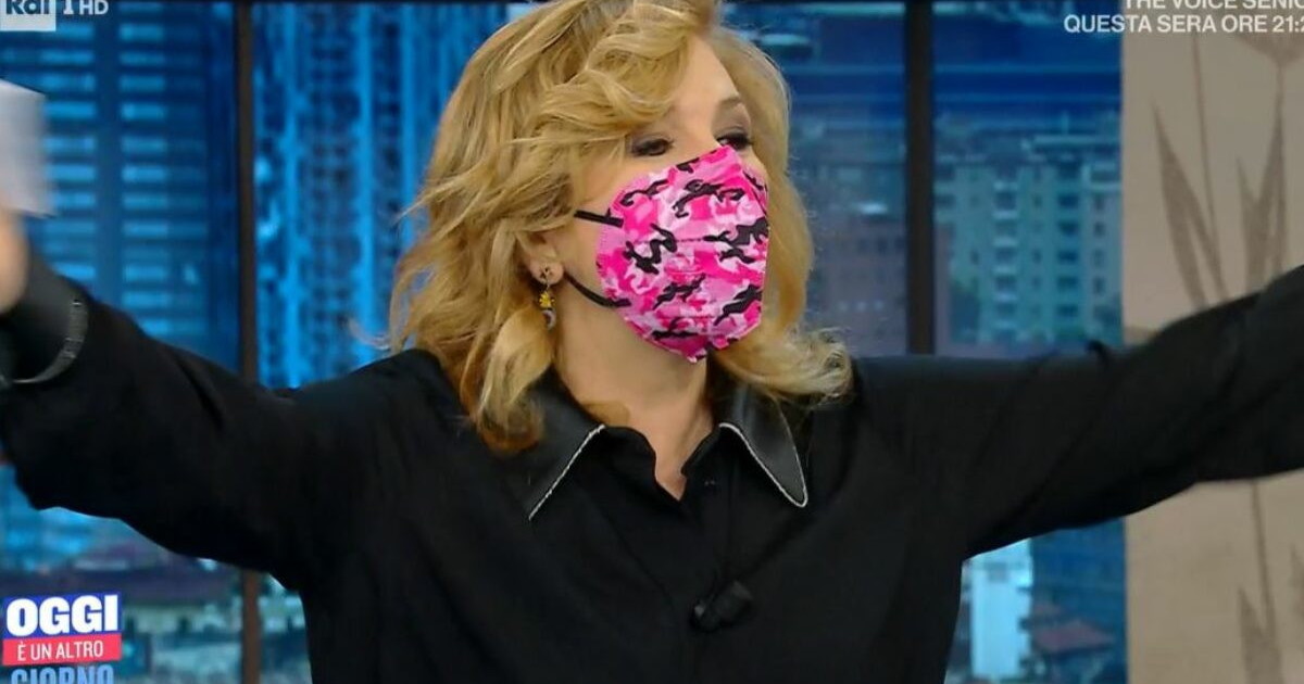 Cast della trasmissione travolto dal Covid, Serena Bortone si presenta in studio così: panico su Rai 1