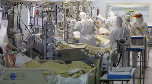 Record di contagi e ospedali collassati. Covid, Speranza firma l'ordinanza: la prima regione in arancio (ed è solo l'inizio)