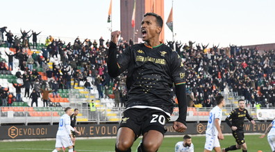 Okereke risponde a Zurkowski: pari con tante emozioni tra Venezia ed Empoli. Poker Verona in casa del Sassuolo