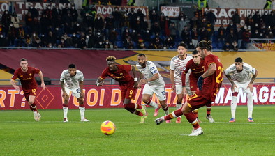 Sergio Oliveira subito decisivo al debutto con la Roma: di rigore regola il Cagliari di Mazzarri
