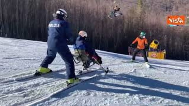 Moena, i poliziotti portano i disabili a sciare: una scena commovente