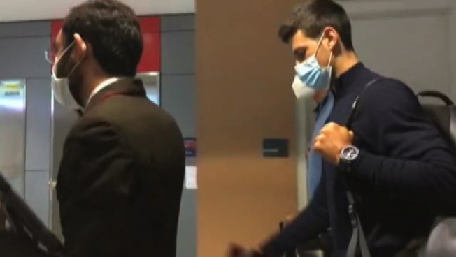 Djokovic all'aeroporto di Dubai: cacciato dall'Australia, ecco la sua faccia