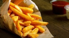 Patatine fritte cancerogene e neurotossiche, come non devi cuocerle: salute, i rischi