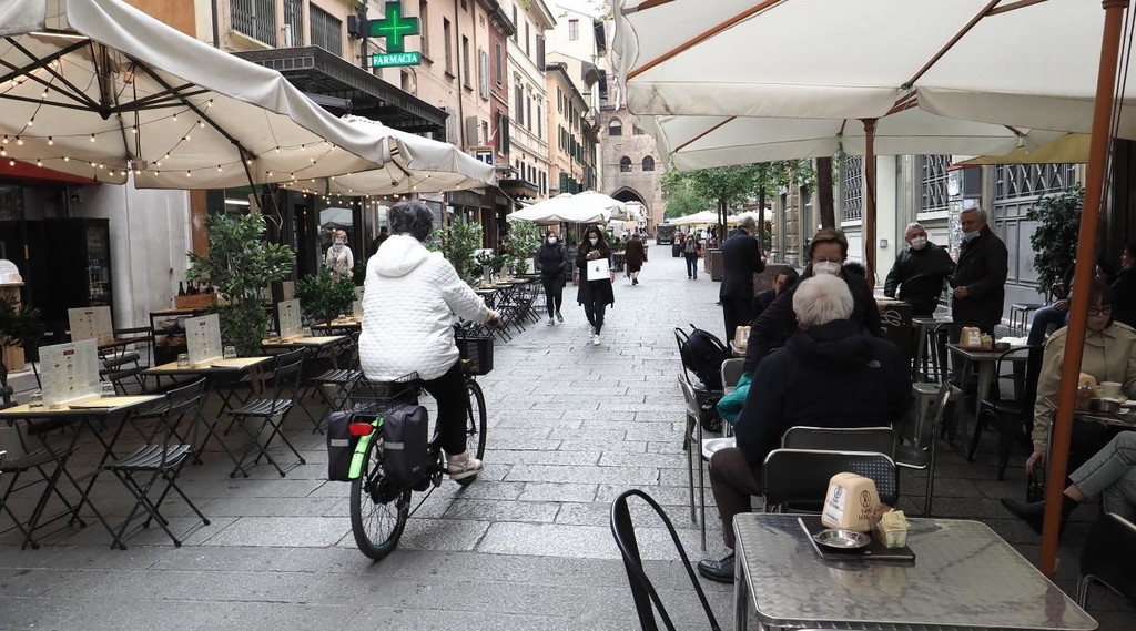Omicron non rallenta, Italia travolta: Sei regioni in zona arancione, dove stanno per tornare le chiusure