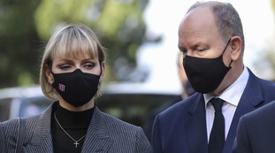 Soltanto al suo ritorno. Charlene umiliata ancora, le tolgono anche l'anello: spunta una foto drammatica | Guarda