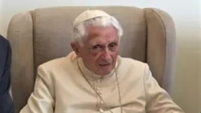 Il pestaggio mediatico di Ratzinger, il vero papa Benedetto XVI in sede impedita: un boomerang per il sedicente papa Francesco