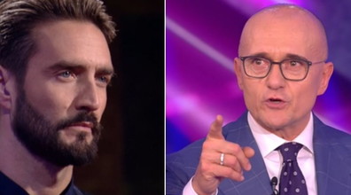 Sono in imbarazzo, questo è insopportabile. Alfonso Signorini sbotta in diretta: valanga di accuse ad Alex Belli