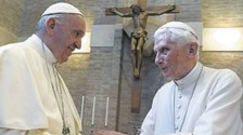 Ratzinger lapidato, il silenzio (sospetto) di Papa Francesco: pedofilia, Chiesa in frantumi