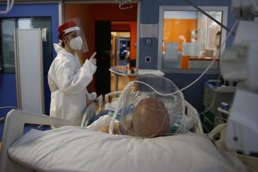 "Tasso crollato". Bollettino, ecco come leggere i nuovi contagi e morti: il fattore che sta stravolgendo l'epidemia