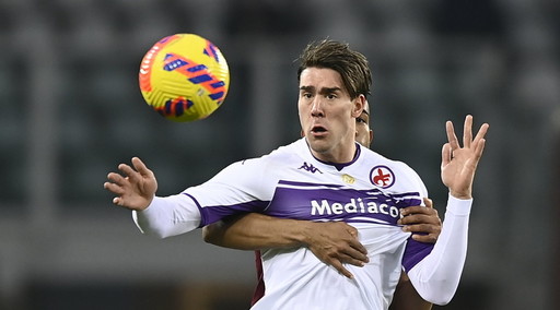 Vlahovic alla Juve per 67 milioni. Firenze choc, la polizia sotto casa sua: Zing***o, per te è finita