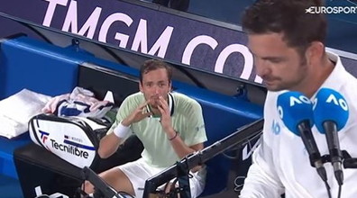 Come puoi essere così stupido? Guardami, gattino. Medvedev dà fuori di testa, orrore contro l'arbitro | Video