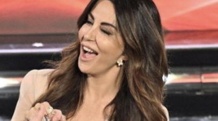 Chi più di me sa cos'è successo a Sanremo?. Ferilli, spunta una foto clamorosa: dietro le quinte, con Amadeus... | Guarda