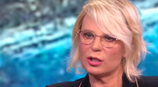 Pezzo di mer***? Maria De Filippi, sconvolgente profezia sulla gaffe della Ferilli a Sanremo: il retroscena