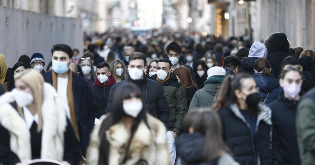 "Gravi rischi per la salute". Mascherine all'aperto, parla l'esperto: una follia da fermare