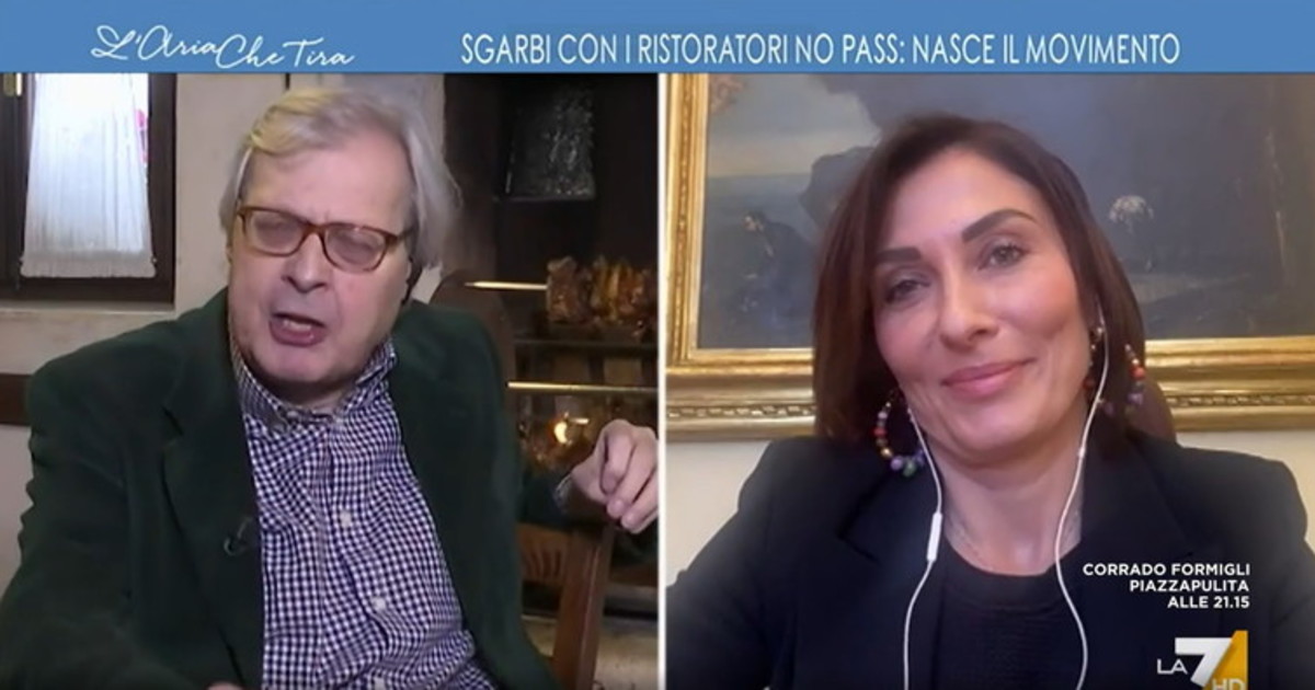"Vai dallo psicologo". Kamikaze-Morani, provoca Vittorio Sgarbi e viene incenerita: in studio si scatena il caos | Video