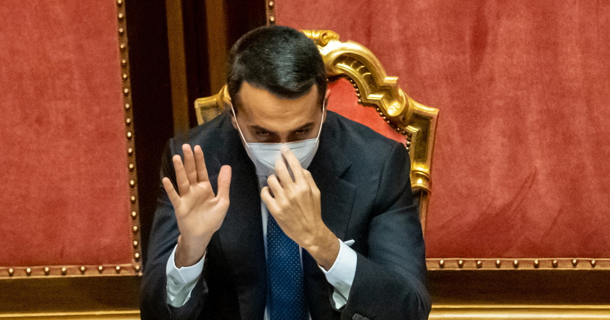 Ucraina, Luigi Di Maio umiliato dal Cremlino: "La diplomazia non è assaggiare piatti esotici ai ricevimenti di gala"