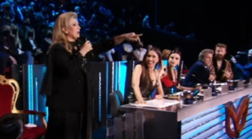 Ho visto il cu**. Iva Zanicchi, raptus e gelo di Milly Carlucci: un fuoriprogramma impressionante