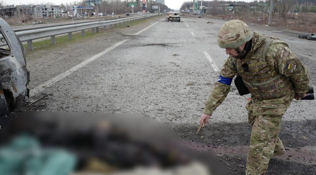 Tredici civili ammazzati in 200 metri: crimini di guerra russi, ecco il video-choc della Bbc | Immagini molto forti