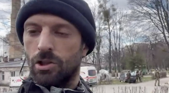 Proprio accanto alla chiesa alle mie spalle. Bucha, la scoperta del nuovo orrore in diretta tv: immagini forti a La7