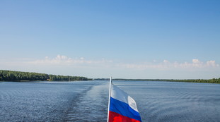 Le navi cambiano bandiera. Petrolio e oligarchi, la mossa della Russia che spiazza l'Occidente