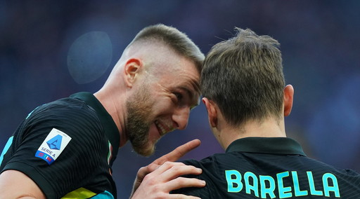 Il gol di Barella e Dzeko stendono il Verona, per lo scudetto l'Inter c'è: la vittoria fondamentale
