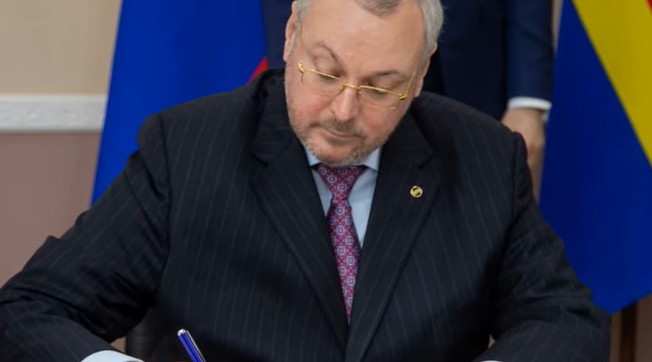 L'ex vicepresidente Gazprom, moglie e figlia di 13 anni ammazzati in casa: orrore in centro a Mosca. Forse Putin...