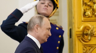 Il gesto (istintivo) con la mano che svela le condizioni di Putin: che cosa ha fatto con Lukashenko...