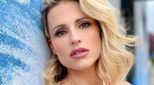 Alopecia a 22 anni, così è iniziata la mia tragedia. Michelle Hunziker e la maga Clelia: la verità sulla setta
