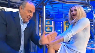 Michelle Hunziker accavalla le gambe, occhio a Gerry... Regia a luci rosse, visioni proibite a Striscia | video