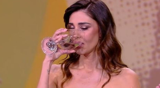 Le Iene, una Belen estrema: Cecilia o Iva Zanicchi? Dico.... Corna, Mammucari sbianca