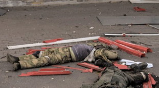 Cos'hanno fatto quei quattro cadaveri. Ucraina, l'atroce vendetta sui soldati russi | immagini forti