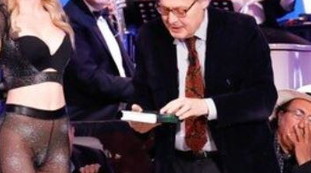 Bionda, mezza nuda, pazzesca: accanto a Sgarbi prima della rissa con Mughini, la riconoscete? | Foto