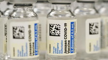Sindrome da trombocitopenia. Stop al vaccino J&J, ecco dove e per chi: perché soltanto ora?