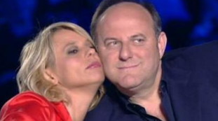 Solo due volte l'anno. Gerry Scotti rivela la retroscena sulla De Filippi: com'è il rapporto tra i due