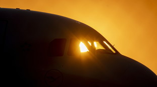 L'aereo sta per decollare? Sul cellulare dei passeggeri arrivano queste foto-choc: panico a bordo | Guarda