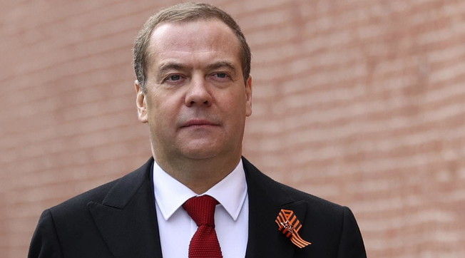 Squittite e affogate nella saliva. Presto.... Medvedev ci insulta e ci minaccia: fino a dove si spinge il falco dello zar