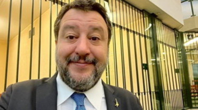 Nell'aula bunker.... Salvini, clamoroso vaffa ai magistrati prima del processo: occhio a questa foto | Guarda