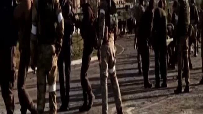 Ucraina, i combattenti ucraini lasciano l'acciaieria di Azovstal: le immagini