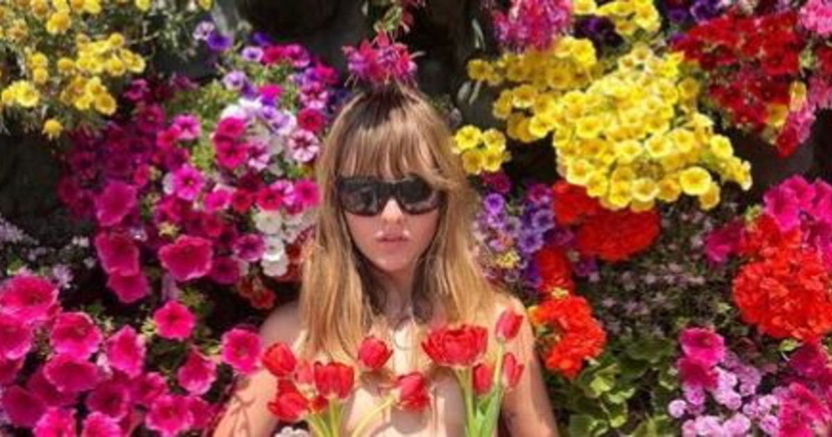 Victoria dei Maneskin, nudo frontale integrale in mezzo ai fiori: tutti sconvolti, là sotto... | Guarda Victoria dei Maneskin, nudo frontale integrale in mezzo ai fiori: tutti sconvolti, là sotto... | Guarda