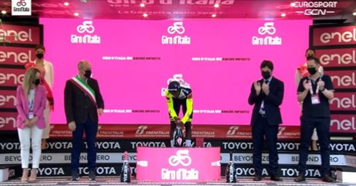 Girmay, dramma al Giro. Primo africano di colore a vincere, poi sul podio... Tappo come un proiettile: accecato | Video