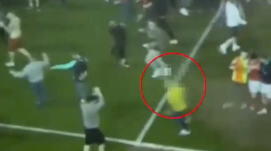 Tifoso invade il campo e massacra il calciatore del Nottingham: la belva in azione | Immagini forti