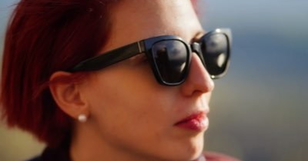 "Scusi, la canotta, dove va?": la giornalista arriva vestita così in Aula, scoppia il finimondo "Scusi, la canotta, dove va?": la giornalista arriva vestita così in Aula, scoppia il finimondo