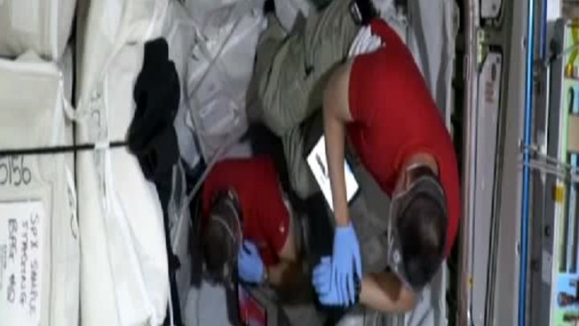 Iss, l'apertura del portello della navicella spaziale: dopo tanti rinvii...