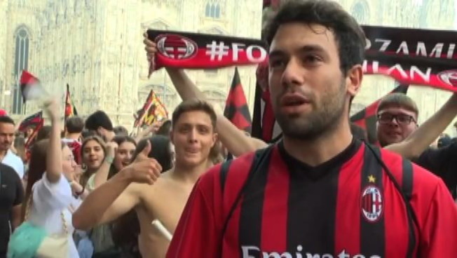 Milan, è scudetto: tifosi in delirio in piazza Duomo, la festa comincia in anticipo